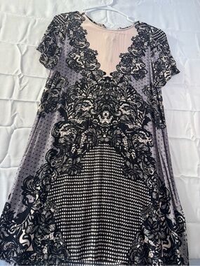 Express Small Black Lace-Print Top with Pale  Base